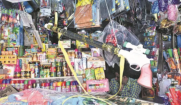 मुरादाबाद : होली पर रंग-गुलाल से बाजार हुए गुलजार, हर्बल अबीर की मांग