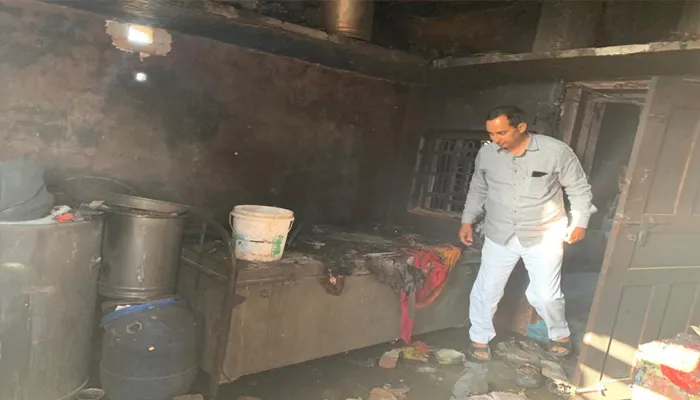 अयोध्या: कपड़े की दुकान में आग लगने से नगदी और सामान राख, देर से पहुंची फायर ब्रिगेड