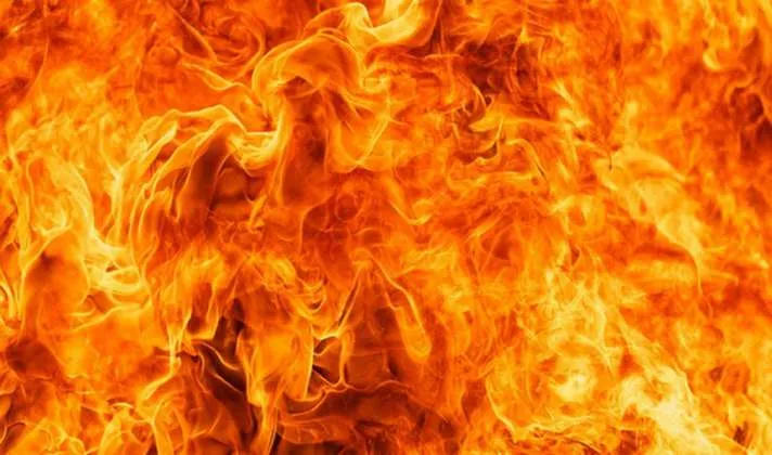 लखनऊ: पेंट की दुकान में लगी भीषण आग, लाखों का सामान जलकर हुआ राख