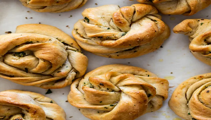 घर पर बनाएं मार्केट जैसा गार्लिक ब्रेड रोल, ट्राई करें सालसा डिप के साथ