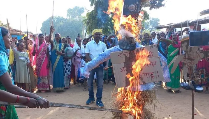 गोण्डा में हिन्दू संगठनो ने फूंका गहलोत सरकार का पुतला