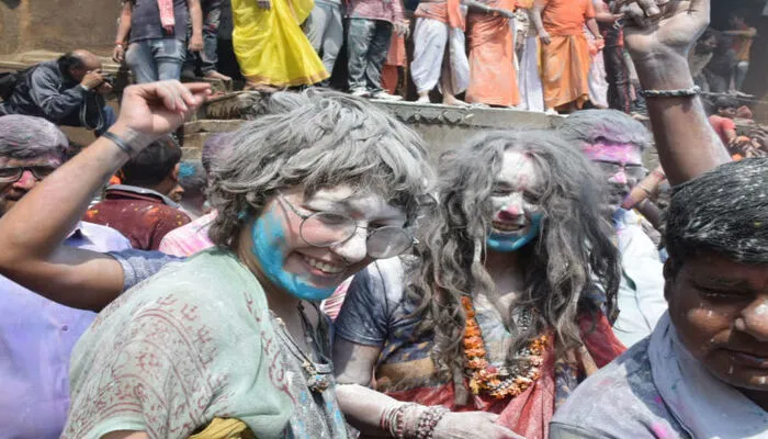 वाराणसी: रंगभरी एकादशी पर श्मशान में चिता की राख से खेली गई होली, उल्लास में डूबे शिवभक्त