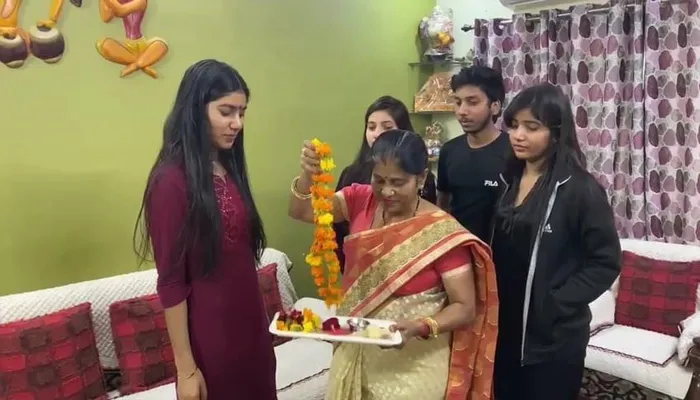 हरदोई: परिजनों के बीच पहुंचते ही रो पड़ी वैशाली, आरती उतारकर मां ने किया स्वागत