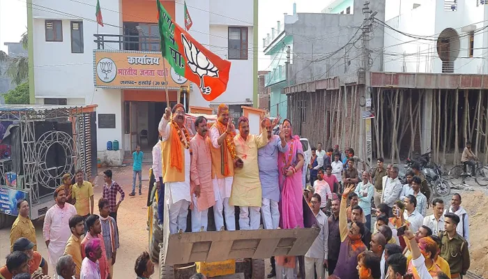 हरदोई: बुलडोजर पर झंडा लेकर निकली जिला पंचायत अध्यक्ष, दिखा जश्न का माहौल