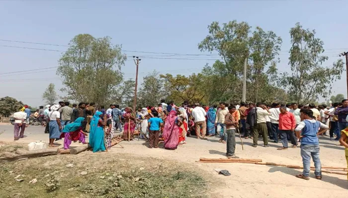 हरदोई: स्कूल जा रहे बच्चे की सड़क हादसे में मौत, गुस्साए ग्रामीणों ने लगाया जाम