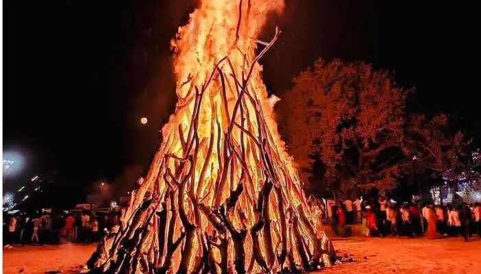 लखनऊ: राजधानी में होलिका दहन की तैयारियां हुईं पूरी, जानें शुभ मुहूर्त