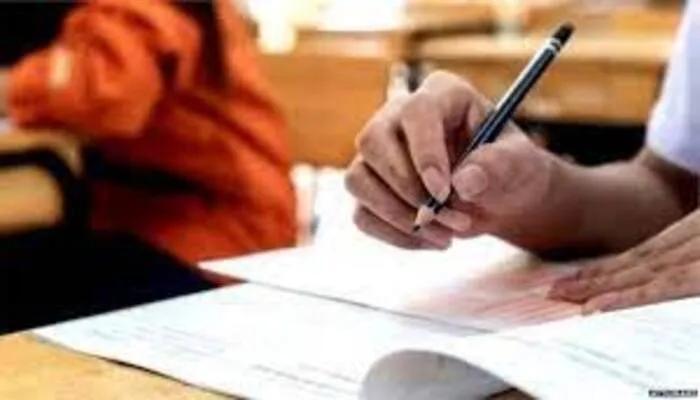 देवरिया: नकल माफिया के गिरोह का हुआ पर्दाफाश, प्रधान के घर लिखी जा रही थी बोर्ड की कॉपियां