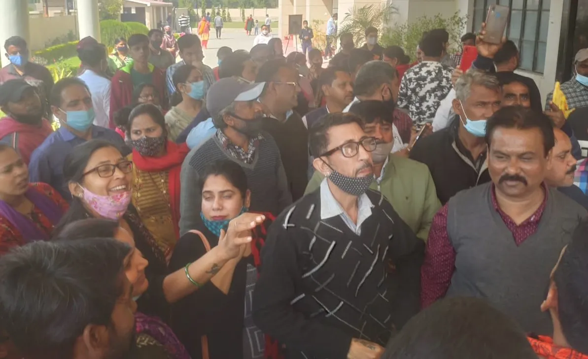 बरेली: एडमिट कार्ड नहीं देने पर माधव राव सिंधिया स्कूल में अभिभावकों और छात्रों का हंगामा