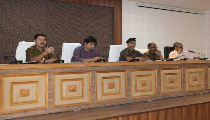 गोरखपुर: त्यौहारों को सकुशल सम्पन्न कराने के लिए जिलाधिकारी ने की बैठक, दिए दिशा निर्देश