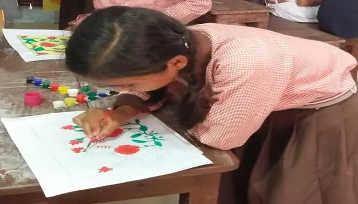 गोरखपुर: कम्पोजिट विद्यालय में पोस्टर प्रतियोगिता का हुआ आयोजन, बच्चों की कला देखकर दंग रह गए लोग