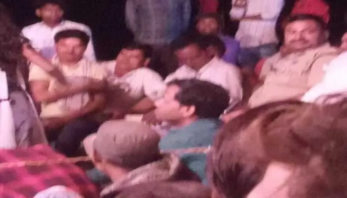 सीतापुर: बार बालाओं के ठुमकों पर वर्दी वालों ने लुटाए नोट, मचा हड़कंप