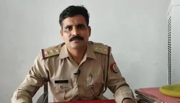 उन्नाव: मशूहर शायर पर इंस्पेक्टर धर्मराज ने कसा तंज, बोले- कहूं न जाओ चच्चा, कोऊ कुछौ न बोली