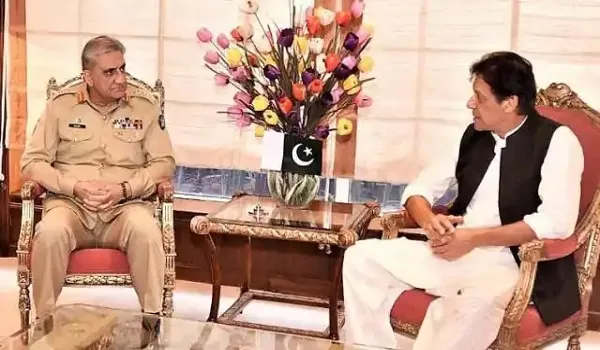 Pakistan Political Crisis: इमरान खान से मिलने पीएम आवास पहुंचे पाकिस्तान के आर्मी चीफ कमर जावेद बाजवा, आईएसआई के डीजी भी साथ