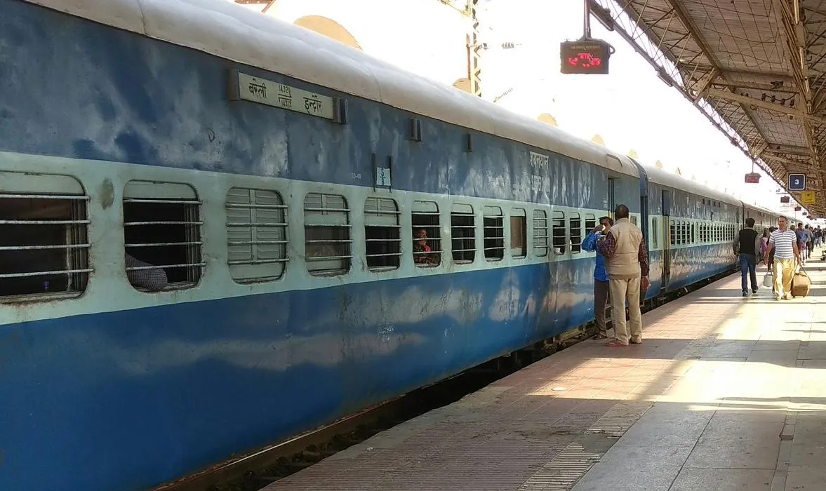 बरेली से इंदौर को जाने वाली एक्सप्रेस में फिर शुरू हुई बेडरोल की सुविधा, कोरोना काल में इसे किया गया था बंद