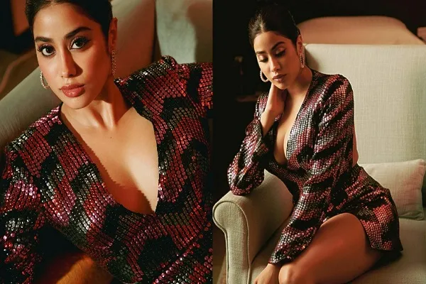 Janhvi Kapoor Photos : जाह्नवी कपूर ने काउच पर लेट करवाया फोटोशूट, अदाओं पर मर मिटे फैंस