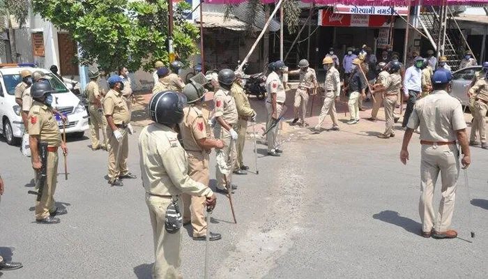 आगामी त्योहारों के मद्देनजर झांसी प्रशासन उतरा सड़क पर