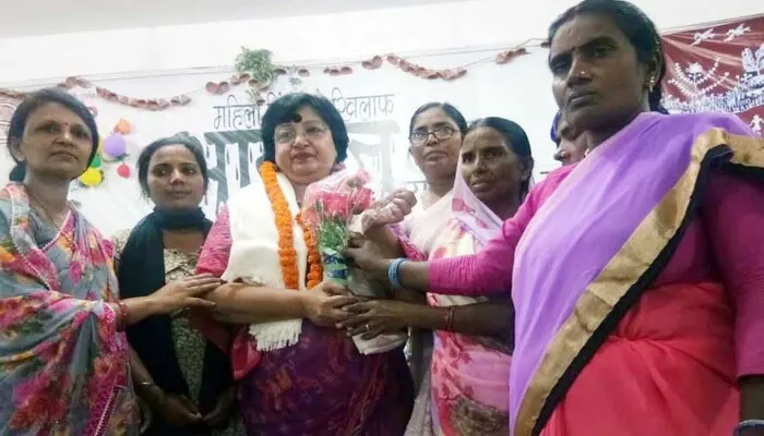आजमगढ़: काउंसलिंग करके महिलाओं को शिक्षा, रोजगार और हक के लिए जागरूक कर रहीं हिना देसाई