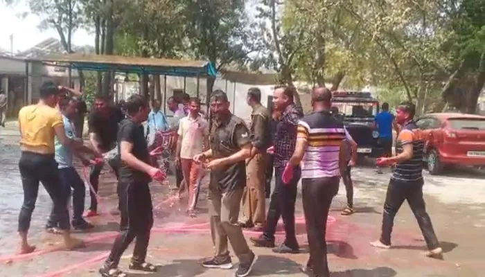 कानपुर: डीजे पर थिरकी पुलिस रंगों से हुई सराबोर, थानों में हुआ आयोजन