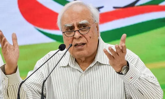 कपिल सिब्बल ने गांधी परिवार को नेतृत्व छोड़ने की दी सलाह, कांग्रेस नेताओं ने उन पर साधा निशाना