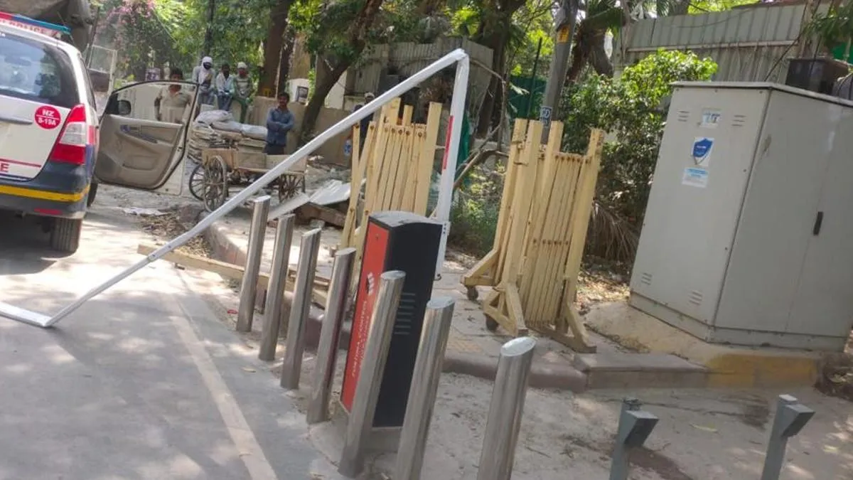 Breaking news: CM केजरीवाल के निवास पर हमला, कैमरे और सिक्योरिटी बैरियर तोड़े, सिसोदिया बोले- ये BJP के गुंडों की हरकत