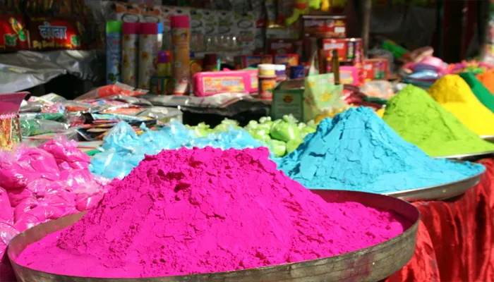 लखनऊ: होली पर्व पर गुलाल बम और चटाई की धूम, चाइनीज रंग, पिचकारी गायब