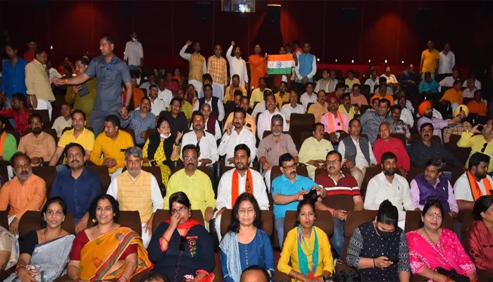 लखनऊ: भाजपा मंत्री, महानगर अध्यक्ष, सहित वरिष्ठ नेताओं ने देखी ‘द कश्मीर फाइल्स’