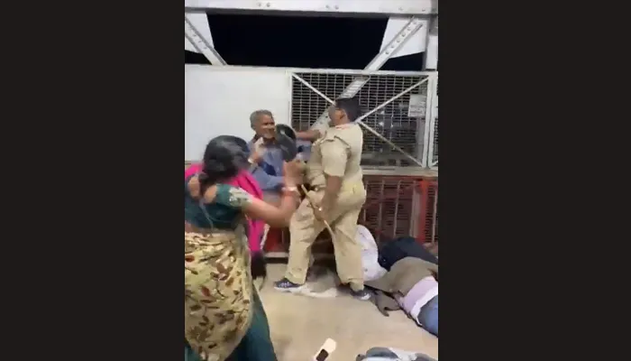 लखनऊ: चारबाग रेलवे स्टेशन पर महिला ने की होमगार्ड की चप्पल से पिटाई, सोशल मीडिया पर वीडियो वायरल