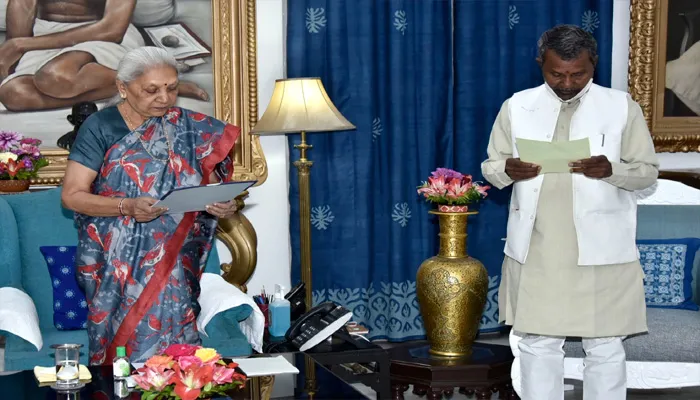 राज्यपाल आनंदीबेन पटेल ने रमापति शास्त्री को दिलायी प्रोटेम स्पीकर पद की शपथ