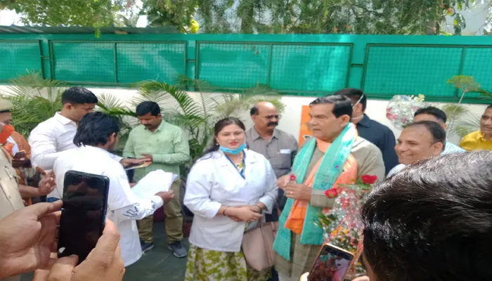 लखनऊ: मंत्री ए के शर्मा से मिले लोहिया संस्थान के आउटसोर्सिंग कर्मचारी, सुनाई आपबीती