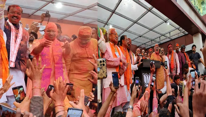 लखनऊ: योगी के मंच पर पहुंचते ही जमकर उड़ा गुलाल, जीत से उत्साहित दिखे भाजपा कार्यकर्ता