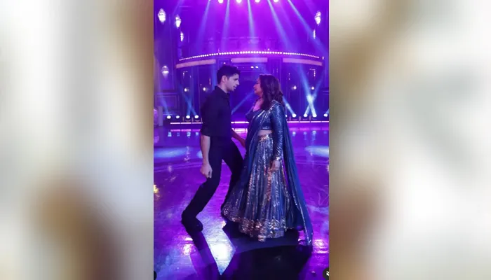 धक-धक गर्ल माधुरी दीक्षित ने सिद्धार्थ मल्होत्रा के साथ किया रोमांटिक डांस, फैंस ने दिया ऐसा रिएक्शन