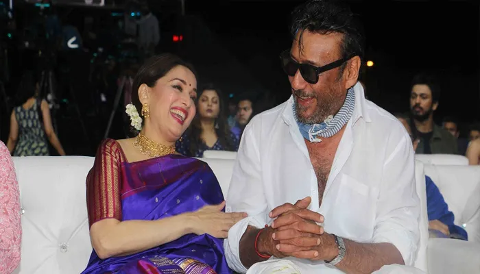 माधुरी दीक्षित ने जैकी श्रॉफ के साथ ‘सुन बेलिया’ गाने पर किया धांसू डांस, वीडियो वायरल