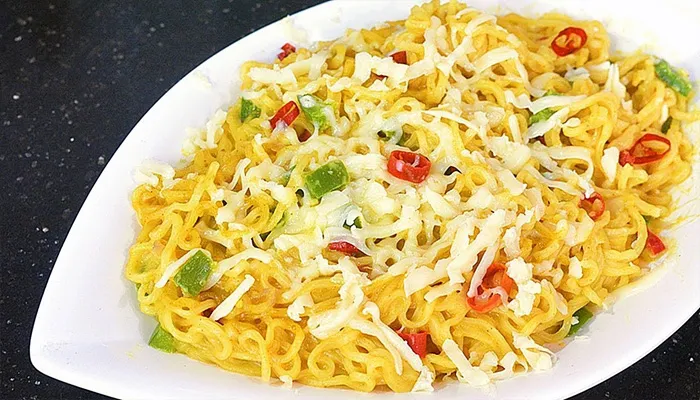 हल्की भूख को Cheese Maggi से करें कम, घर पर इस तरह झटपट बनाएं स्ट्रीट स्टाइल चीज मैगी