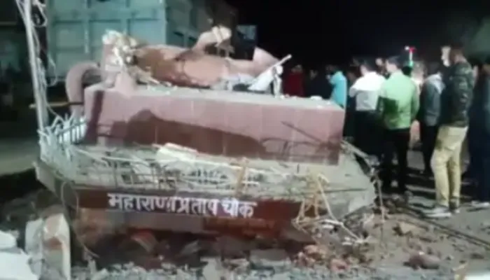 बांदा: अनियंत्रित ट्रक ने महाराणा प्रताप की प्रतिमा को मारी टक्कर, चबूतरा और प्रतिमा हुई क्षतिग्रस्त