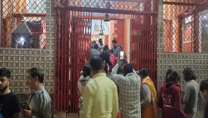 मेरठ: जिले में उड़ी नंदी के दूध पीने की अफवाह, फूलबाग के आशुतोष मंदिर में दूध पिलाने पहुंचे भक्त