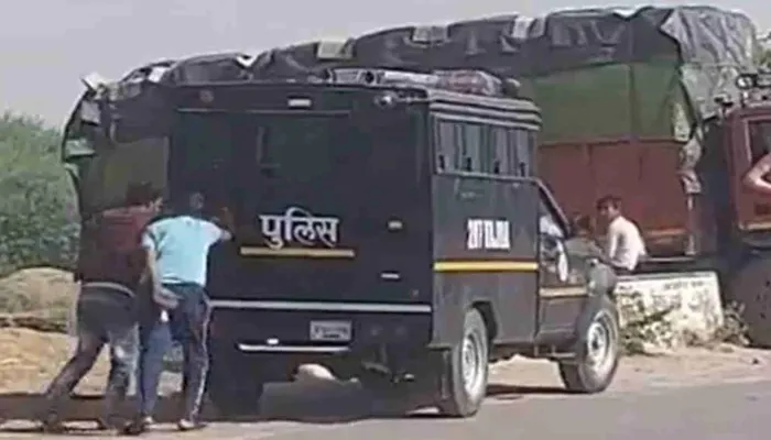 मुख्तार अंसारी को बांदा जेल से लखनऊ ले जा रहे काफिले का वज्र वाहन हुआ खराब