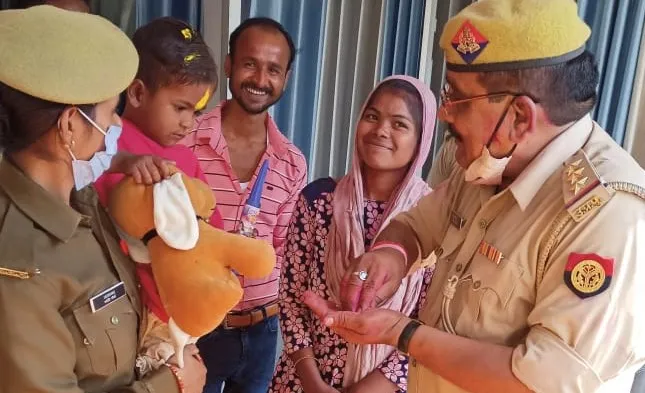 पीलीभीत: सुनगढ़ी पुलिस ने बिछड़े मासूम को परिवार से मिलाकर दी मुस्कान