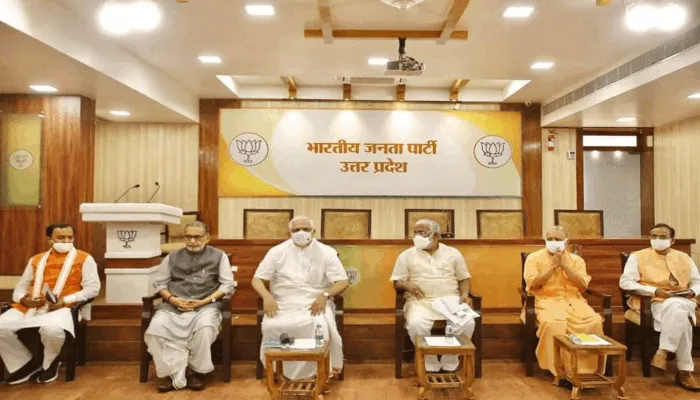यूपी में सरकार गठन को लेकर दिल्ली में चल रहा ‘महामंथन’, कार्यवाहक सीएम योगी के साथ यह बड़े नेता मीटिंग में मौजूद