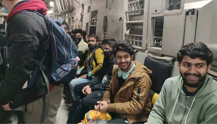 बाराबंकी: यूक्रेन में फंसे 10 में से 8 छात्र पहुंचे घर, परिजनों से मिलकर हुए भावुक