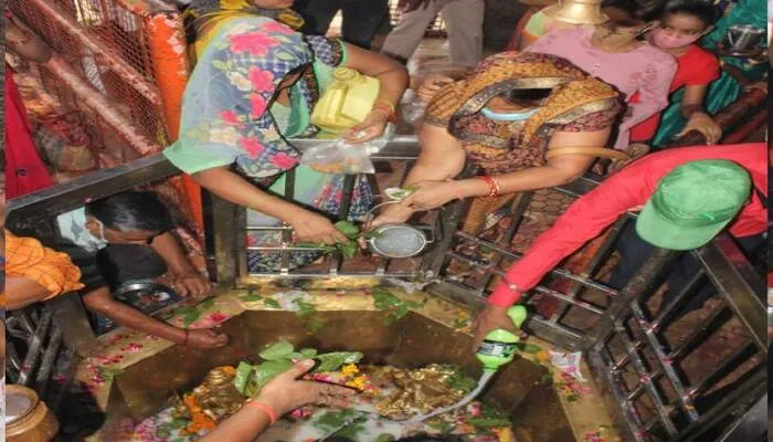 अलीगढ़: हर हर महादेव के जयकारों से गूंज उठा खेरेश्वर, रात 12 बजे से ही भक्तों की उमड़ी भीड़