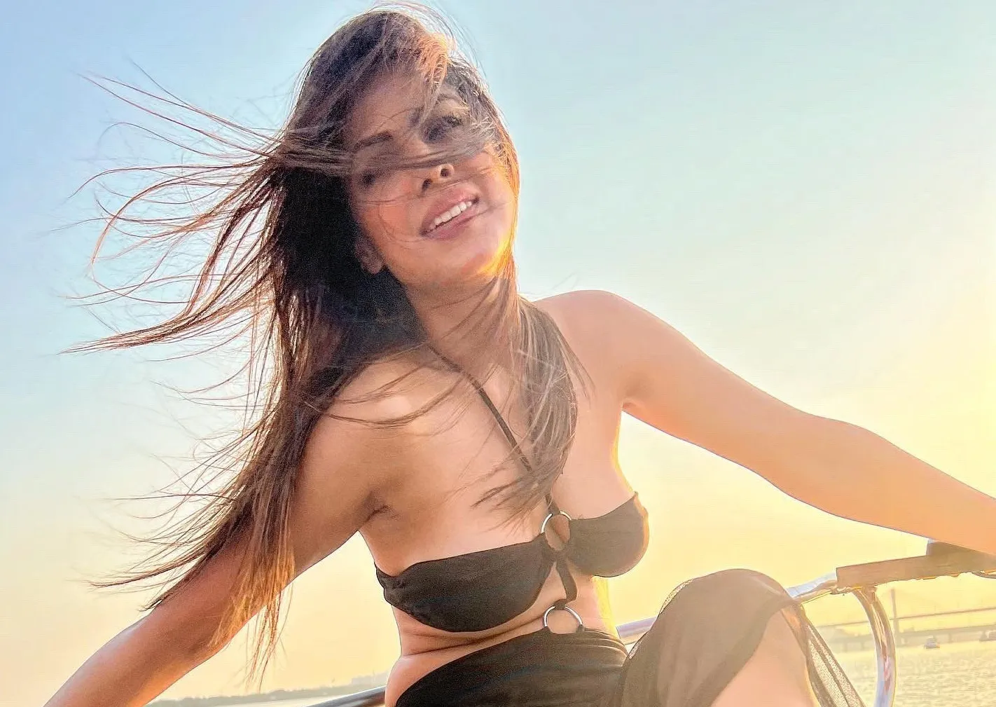 Nia Sharma Photos: निया शर्मा का बोल्ड लुक देख फैंस का डोला मन, बोले- कोई इतना खूबसूरत कैसे हो सकता है