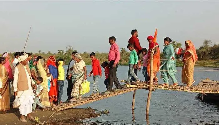 सीतापुर: लकड़ी के पुल पर जान जोखिम में डालकर सफर कर रहे ग्रामीण, कभी भी हो सकता है बड़ा हादसा