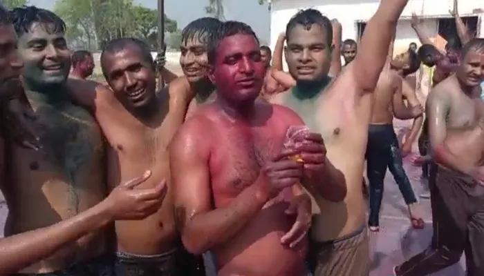 सीतापुर: होली के जश्न में डीजे पर थिरककर जाम छलकाते पुलिस वालों का फोटो हुआ वायरल, जांच शुरू