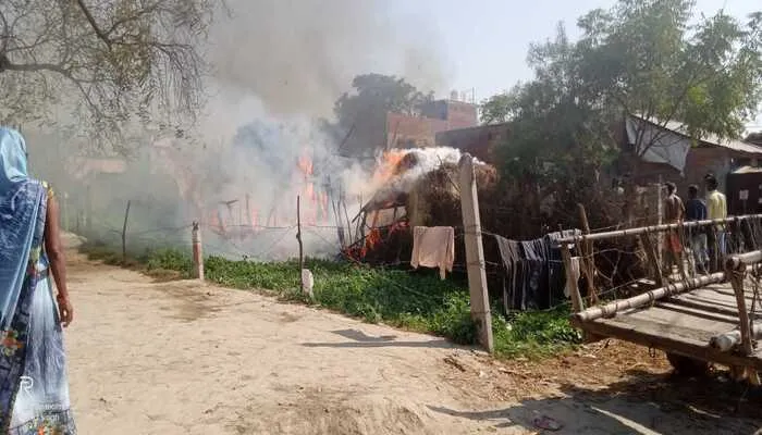 सीतापुर: झोपड़ी में लगी आग से हजारों का सामान जलकर राख