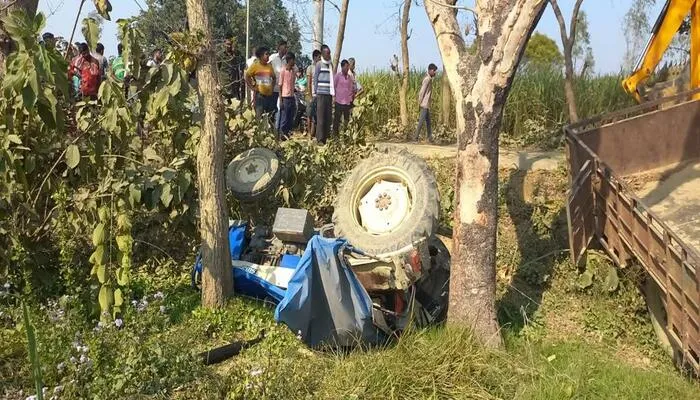 सीतापुर: अनियंत्रित ट्रैक्टर ट्रॉली गड्ढे में गिरी, चालक की मौत, साथी जख्मी