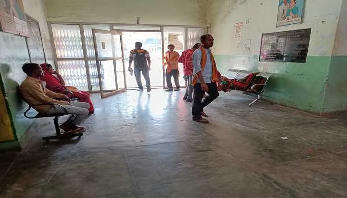 सीतापुर: रेउसा के सरकारी अस्पताल में नहीं है एंटी रेबीज, यहां-वहां भटक रहे मरीज