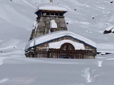 उत्तराखंड: केदारनाथ धाम में छह फीट से अधिक बर्फ जमी, मार्ग हुआ बाधित