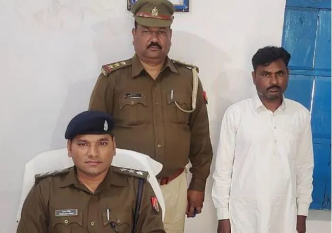पीलीभीत: नर्तकियां बुलाकर कराया अश्लील डांस, खुशी में किए फायर