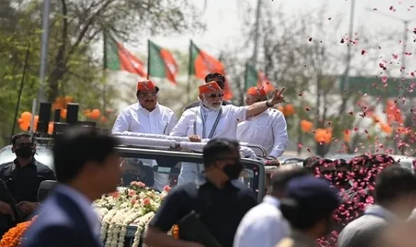प्रधानमंत्री मोदी ने गुजरात में लगातार दूसरे दिन किया रोड शो