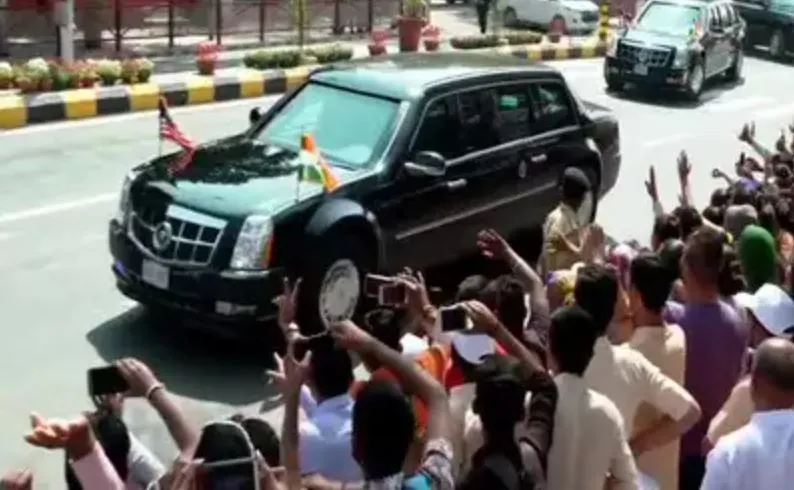 अहमदाबाद में पीएम मोदी का रोड शो, शहर की सड़कों पर जनसैलाब